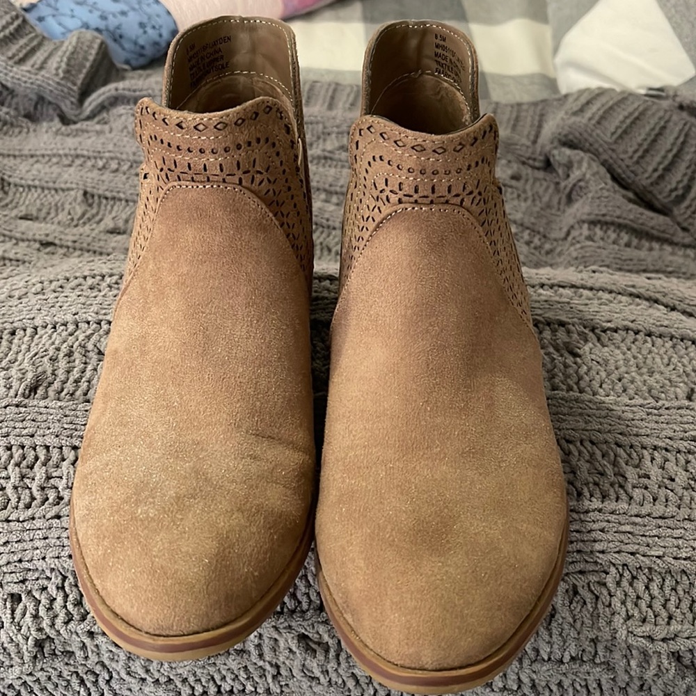 Women’s booties size6.5  brand is Mia